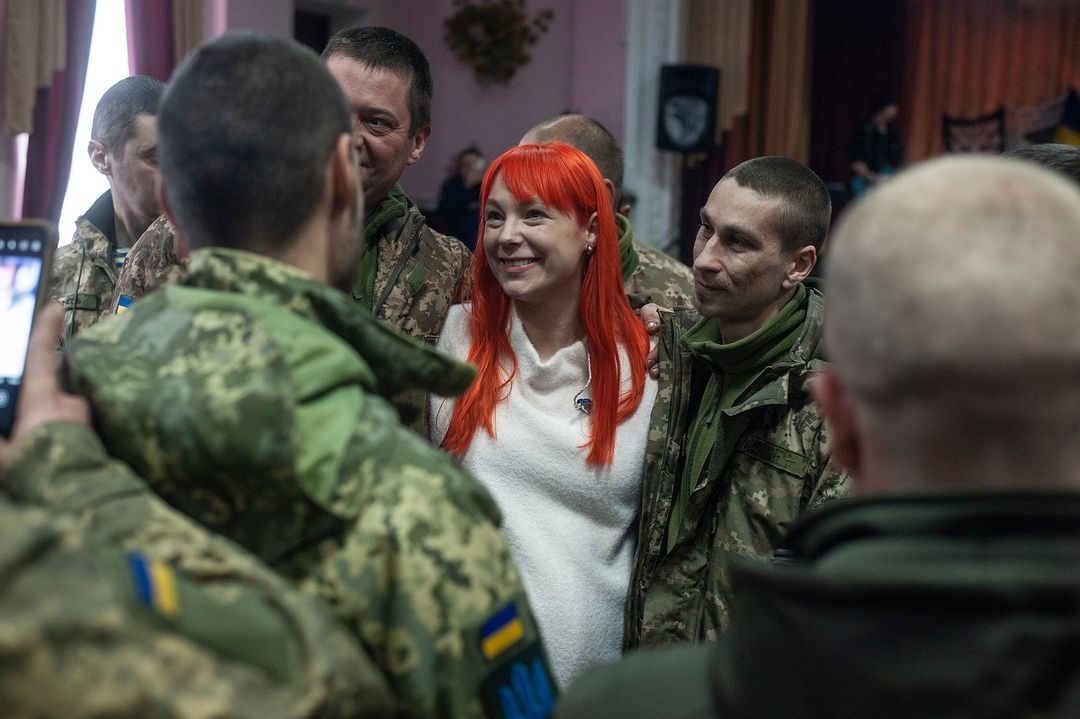 Беременная украинская певица выступила для военных: очень трогательное видео